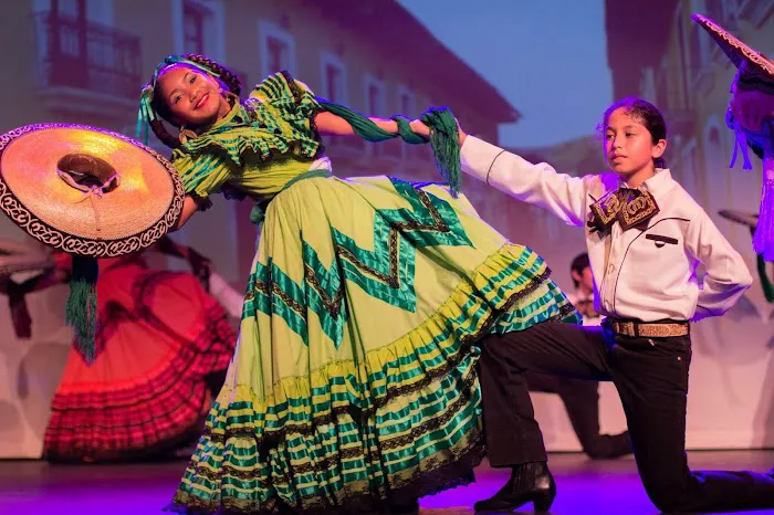 Compañia Folklorica Mexico Lindo FW Picture 2