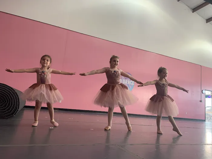 3-D Dance Celina Picture 8