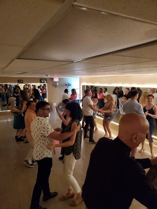 Salsa in the Suburbs Picture 8