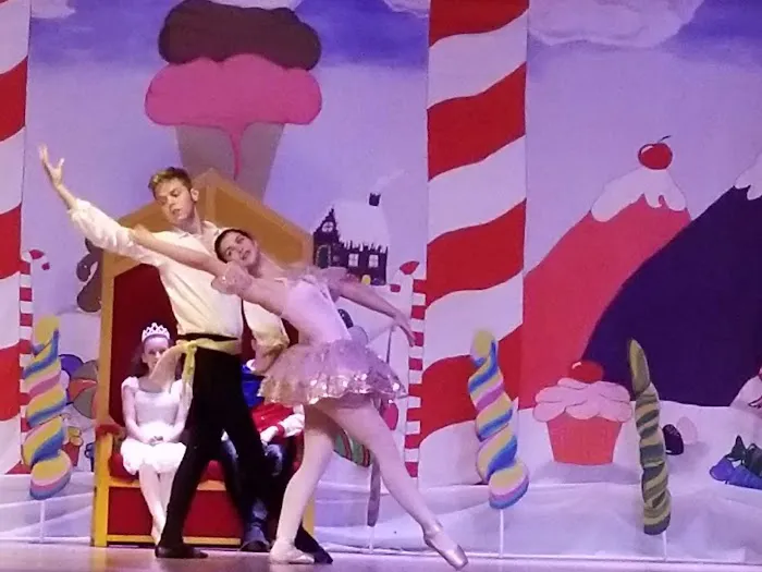 En Pointe Picture 8