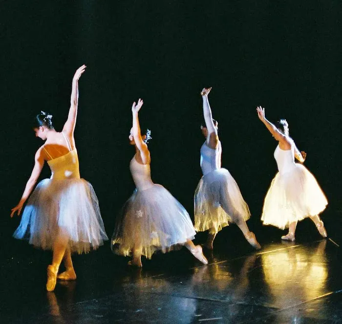 En Pointe Picture 7