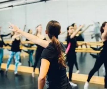 How to Find a Dance Mentor or Community Online