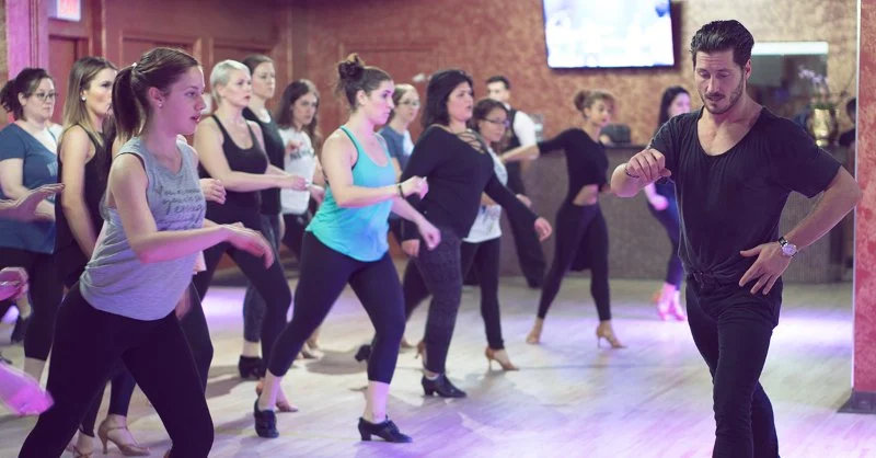The Pros and Cons of Large Group vs. Small Group Dance Classes