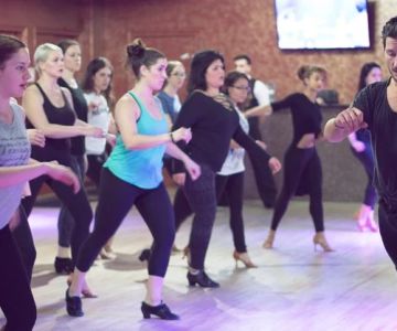 The Pros and Cons of Large Group vs. Small Group Dance Classes