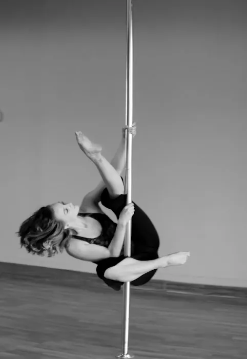 Aerial Bombshell Picture 5