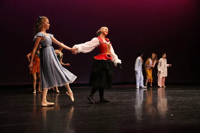 Julia's Dance Academy Picture 5