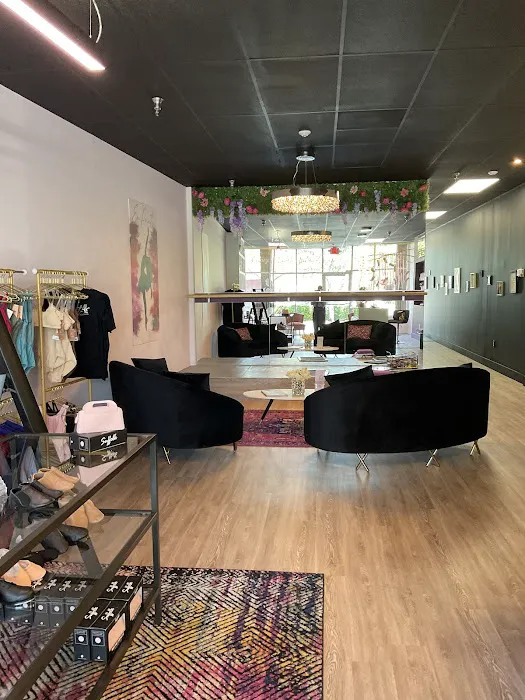En Pointe Dancewear Boutique Picture 5