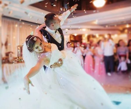 How to Create a Dance Routine for a Wedding Party