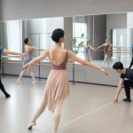 Dance Studio Mirror Safety: Use Reflection Without Losing Floor Awareness
